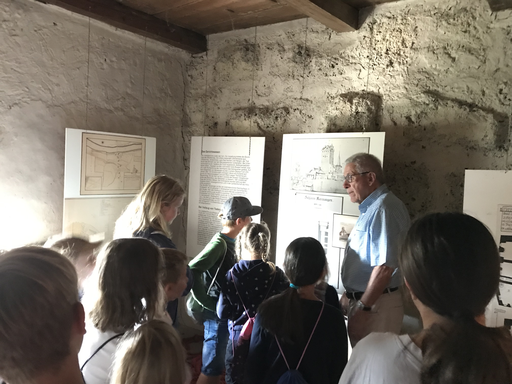 Gerichtsverhandlung im Schloss